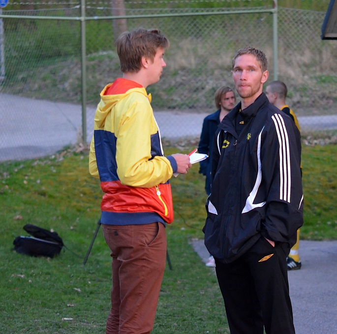 2012_0502_205029AA.JPG - Mikeal Wiker blir intervjuad av lokala tidningen