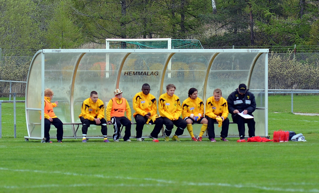 2012_0505_01.JPG - Spelarna som börjar på bänken är redo för match