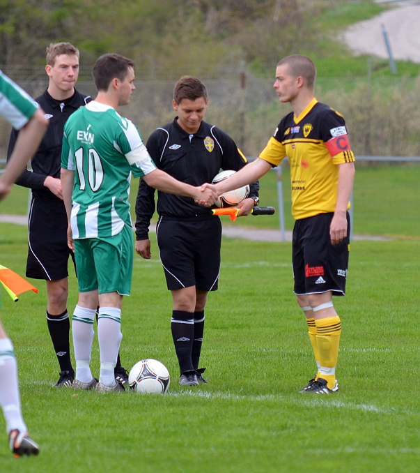 2012_0505_02.JPG - Lagkaptenerna hälsar på varandra och på domarna