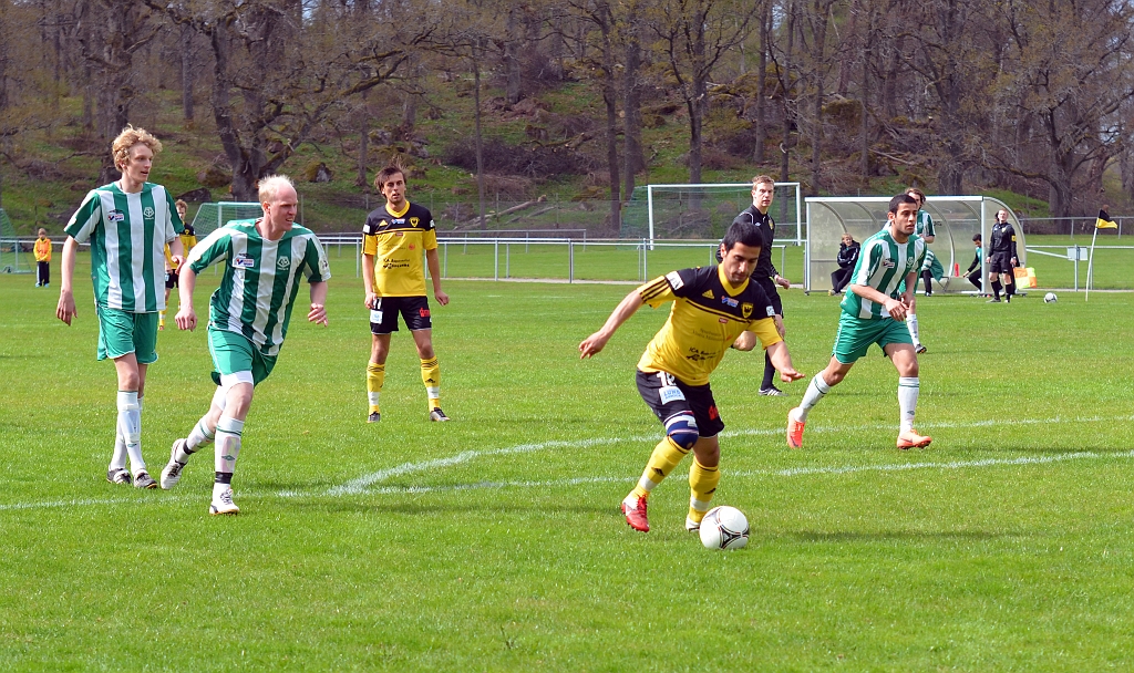 2012_0505_04.JPG - Hazhar Qorbani får ett bra läge i straffområdet och spelar in till . . . .
