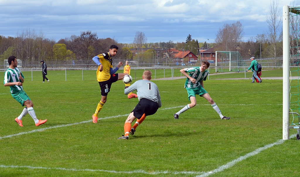 2012_0505_05.JPG - . . . . Jaser Al-Mosawy som får fritt läge men lyfter bollen över målet