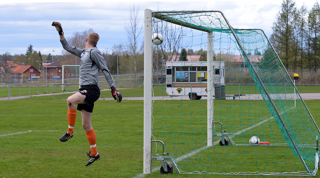 2012_0505_07.JPG - Ett inlägg från kanten passerarmålvaktenmen ingen södraspelare är på plats