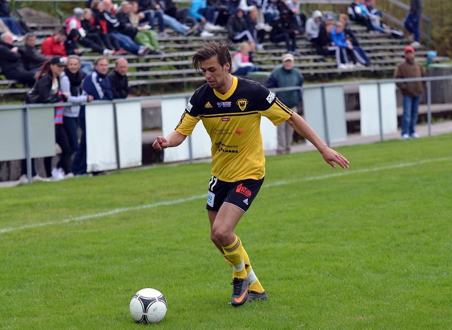 2012_0505_08.JPG - Rio Babovic avacerar fram på kanten