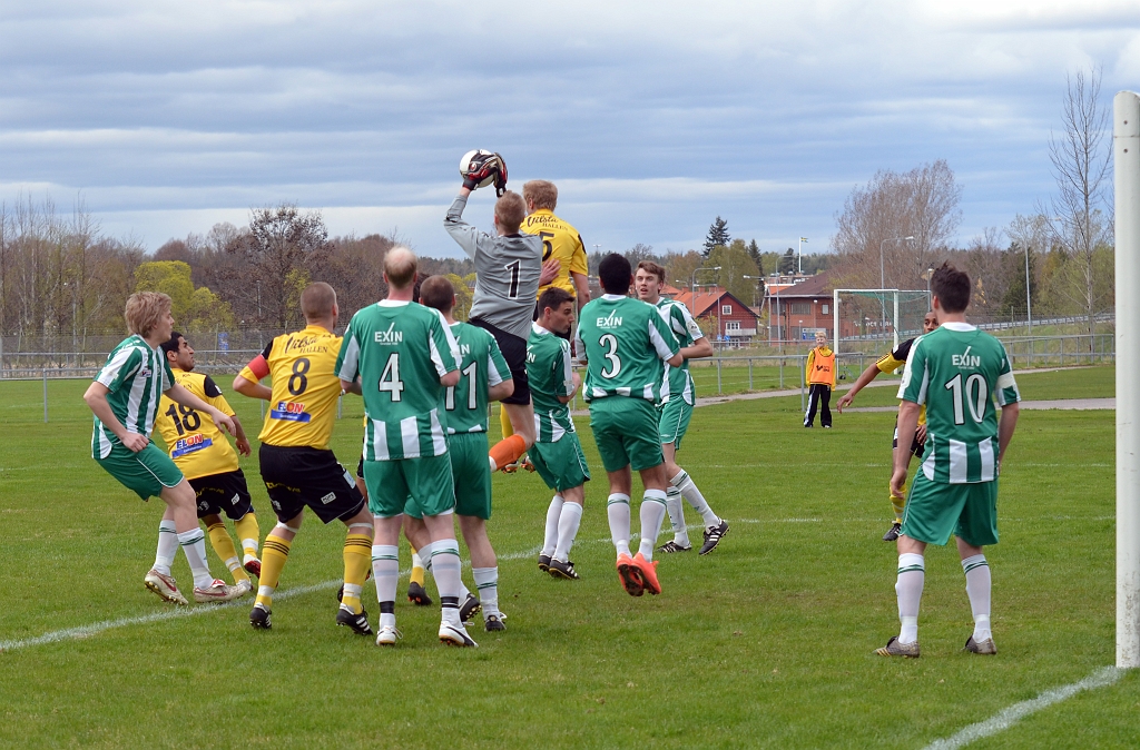 2012_0505_09.JPG - Filip Stjernfeldt är uppe stör målvakten på en hörna