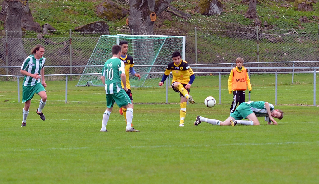 2012_0505_10.JPG - Mergim Bekaj bryter och spelar upp bollen mot mittplan