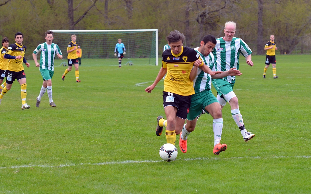 2012_0505_11.JPG - Rio Babovic försöker att komma förbi Tillberga försvaret