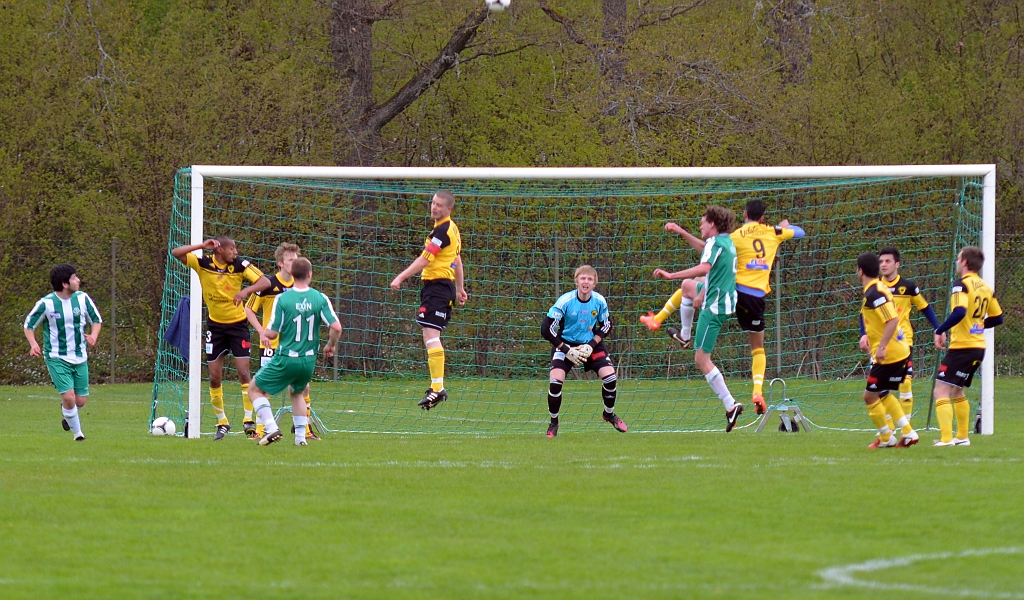 2012_0505_12.JPG - Gustav Gustavsson går upp och nickar undan bollen efter en frispark