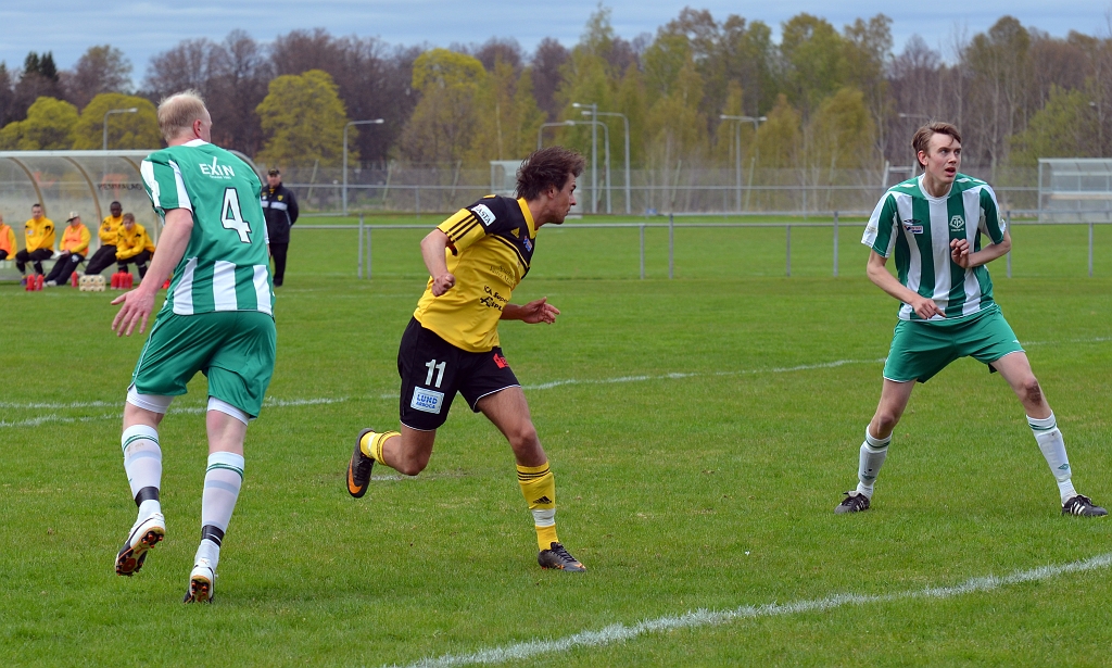 2012_0505_13.JPG - Rio Babovic nickar in 1-0 till Södra