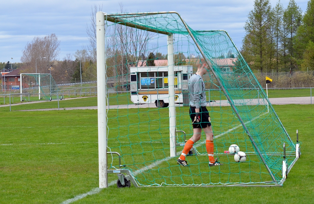 2012_0505_15.JPG - Det är bara att hämta ut bollen ur nätet för målvakten