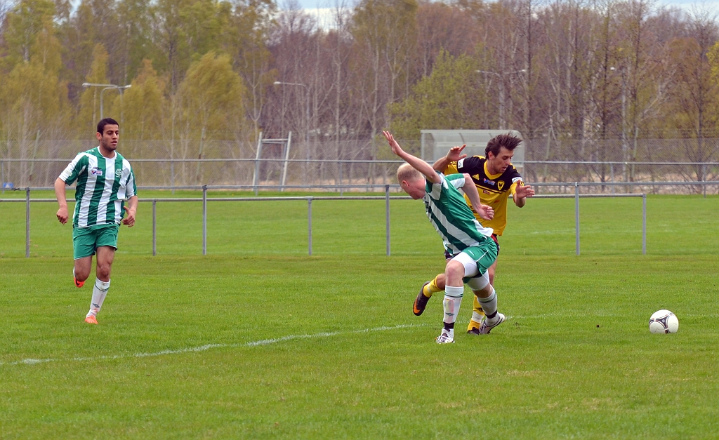 2012_0505_16.JPG - Här ser det ut som en fällning av Rio Babovic innanför straffområdet, men ingen signal kom från domaren