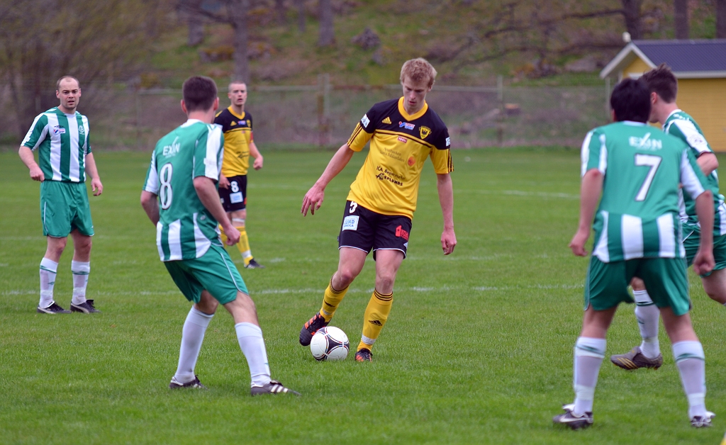 2012_0505_17.JPG - Filip Stjernfeldt (dagens gigant på mitten) omringad av Tillbergaspelare