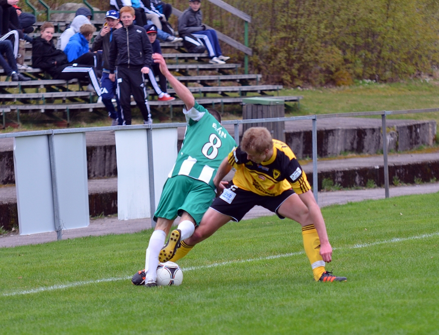 2012_0505_18.JPG - Filip Stjernfeldt bryter elegant och tar sedan bollen framåt i plan