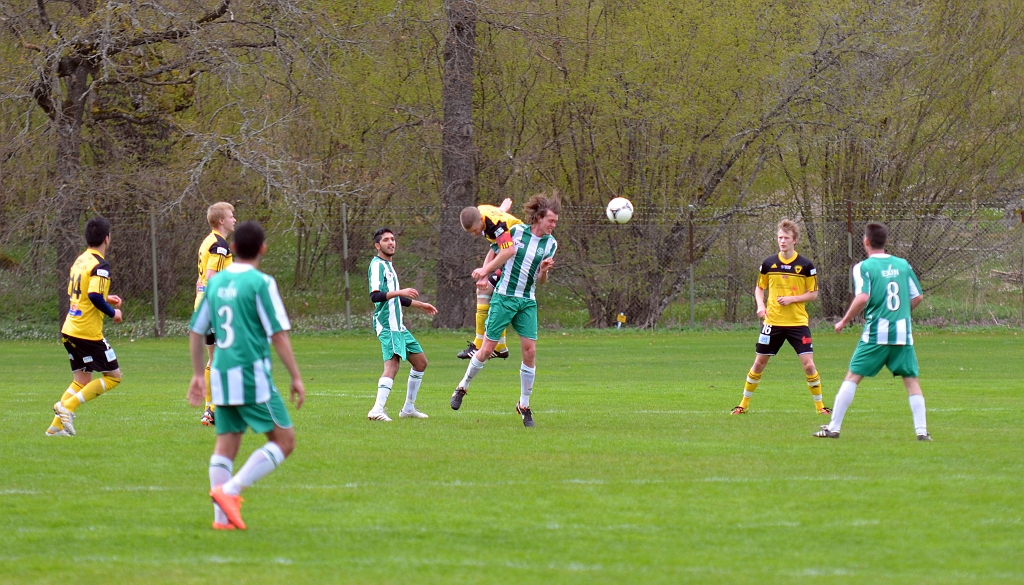 2012_0505_20.JPG - Gustav Gustavsson går upp och nickar undan bollen