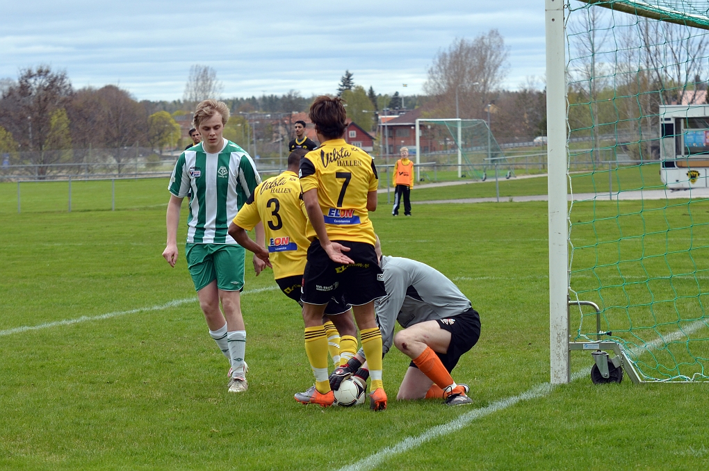 2012_0505_22.JPG - . . . . men målvakten hinner ta bollen innan David Persson hinner fram till den