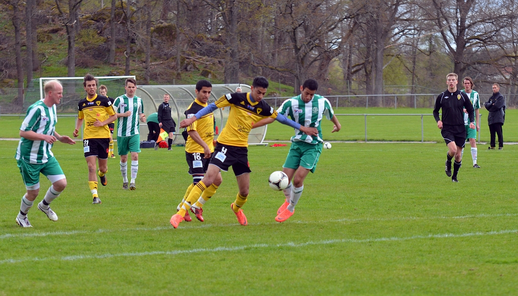 2012_0505_23.JPG - Jaser Al-Mosawy i kamp om bollen med en försvarare strax utanför straffområdet . . . .