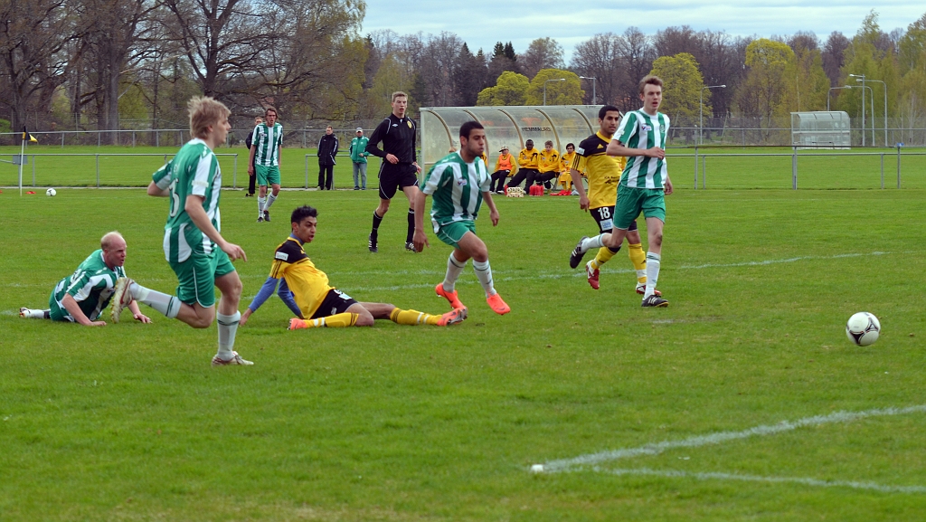 2012_0505_24.JPG - . . . . det är nästan att han tappar bollen men får en tå på den . . . .