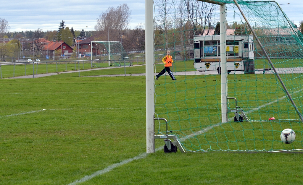 2012_0505_25.JPG - . . . . och bollen passerar målvakten in i mål, 2-0 till Södra