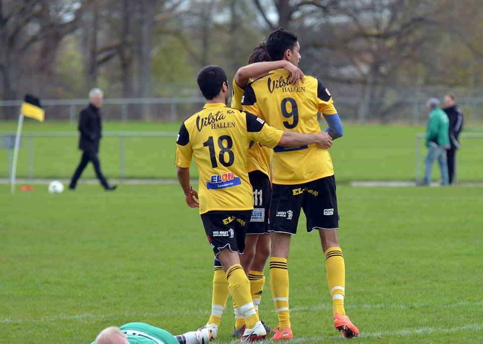 2012_0505_26.JPG - Glada Södraspelare efter målet