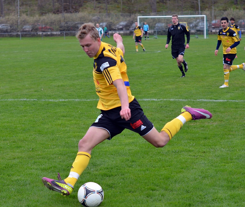 2012_0505_28.JPG - Dervis Grabus (kom in till 2:a halvlek, efter en skadeperiod på ca. 8 månader) var väldigt spelsugen och vaskade fram en chans direkt nere vid kortlinjen