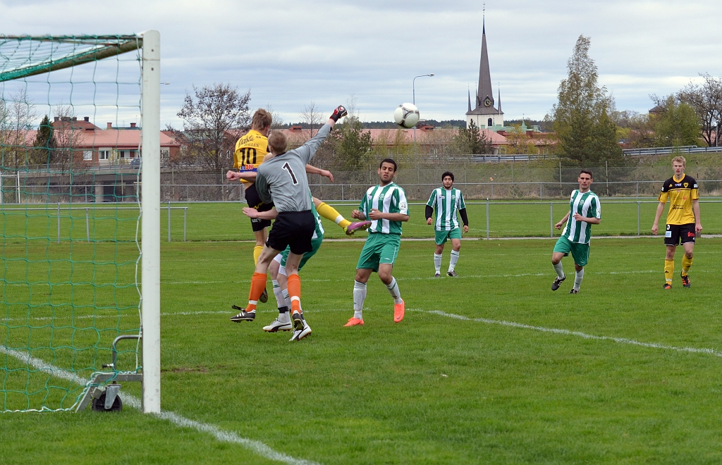 2012_0505_29.JPG - Dervis Grabus är framme och stör målvakten