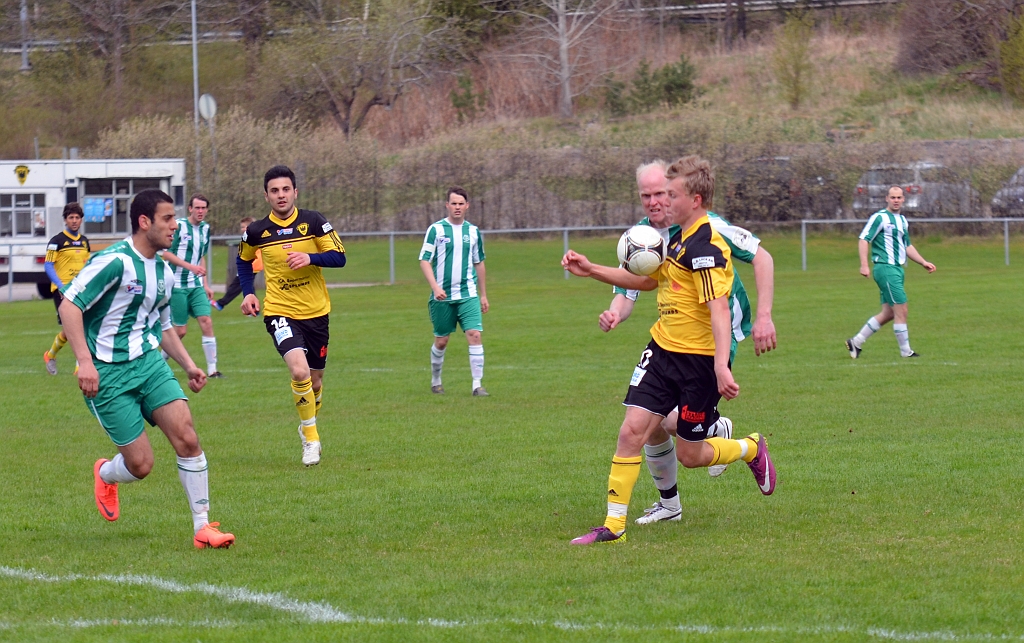 2012_0505_30.JPG - Här försöker Dervis Grabus att komma loss med bollen