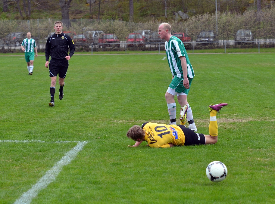 2012_0505_31.JPG - En solklar fällning av Dervis Grabus som domaren missade totalt