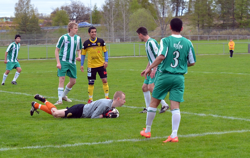2012_0505_32.JPG - Tillberga's målvakt är snabbt nere och tar hand om bollen