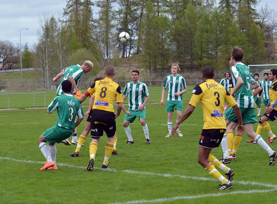 2012_0505_34.JPG - Tillbergabacken nickar undan bollen efter en hörna