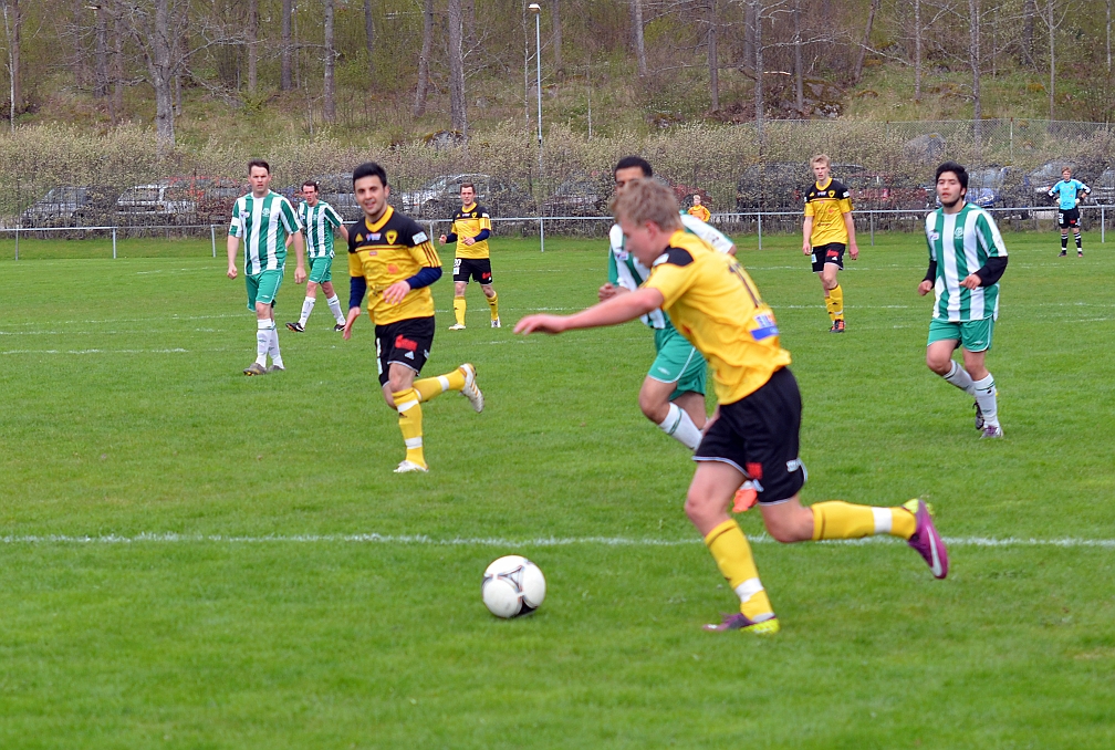 2012_0505_35.JPG - Dervis Grabus måttar in och smeker iväg bollen in i bortre hörnat av målet, 3-1 till Södra