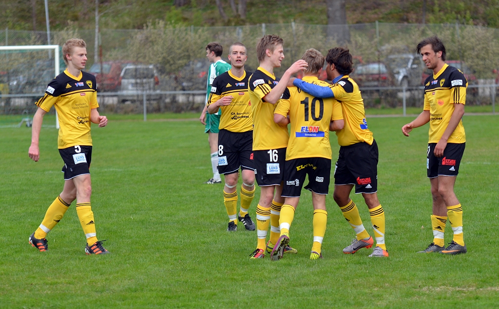 2012_0505_36.JPG - Glada Södraspelare efter målet