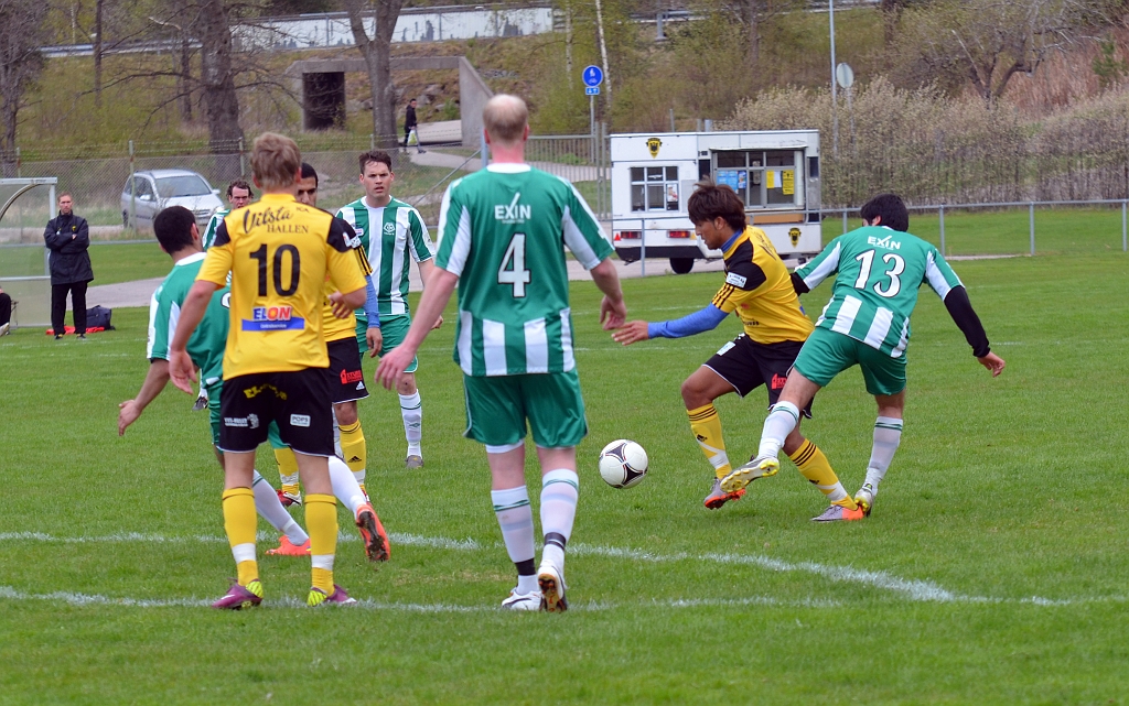 2012_0505_37.JPG - Karim Safari söker efter ett skottläge utanför straffområdet