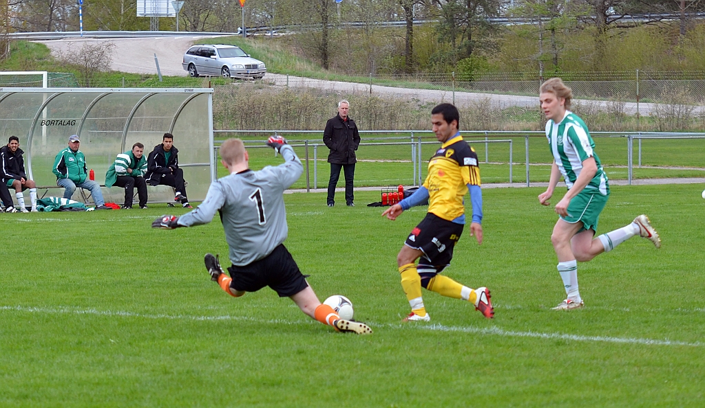 2012_0505_38.JPG - Tillberga's målvakt långt ute i straffområdet, Hazhar Qorbani hinner på bollen . . . .