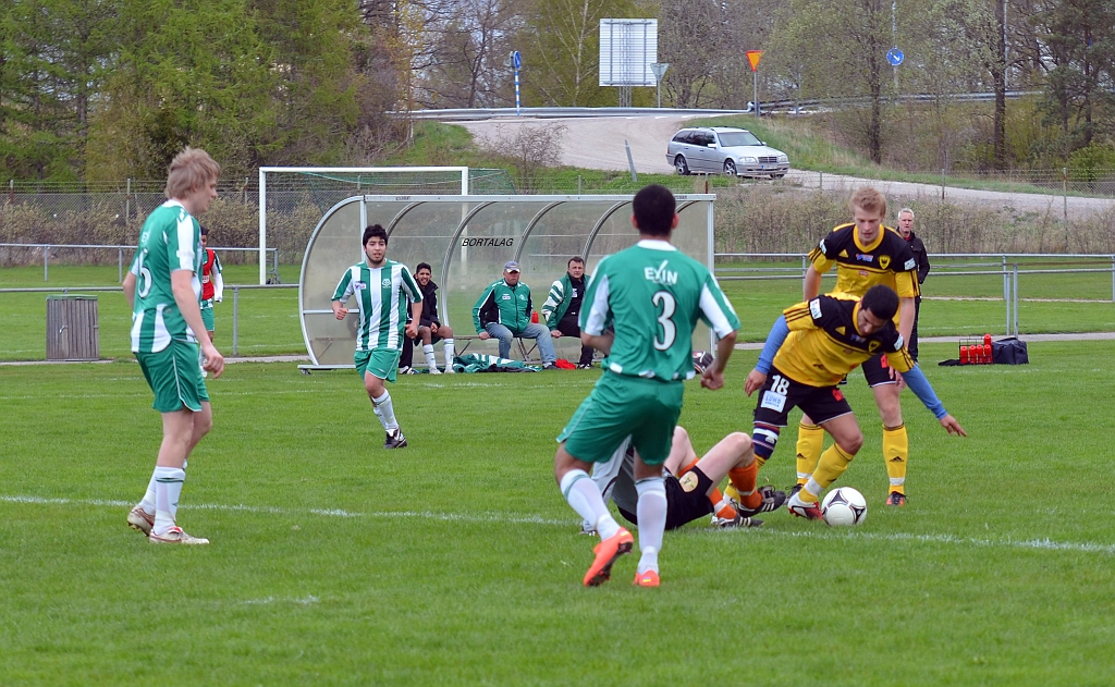 2012_0505_39.JPG - . . . . som är utanför straffområdet och målvakten får inte ta med händerna . . . .