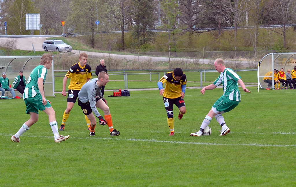 2012_0505_40.JPG - . . . . men en Tillbergaförsvarare dyker upp reder ut situationen