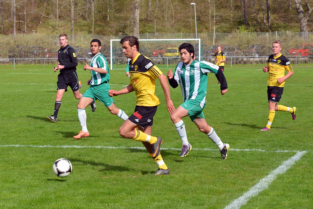 2012_0505_41.JPG - Rio Babovic avancerar fram i straffområdet