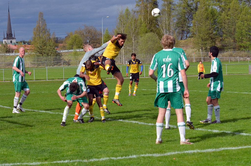 2012_0505_42.JPG - Trångt för Tillbergamålvakten efter en Södrahörna