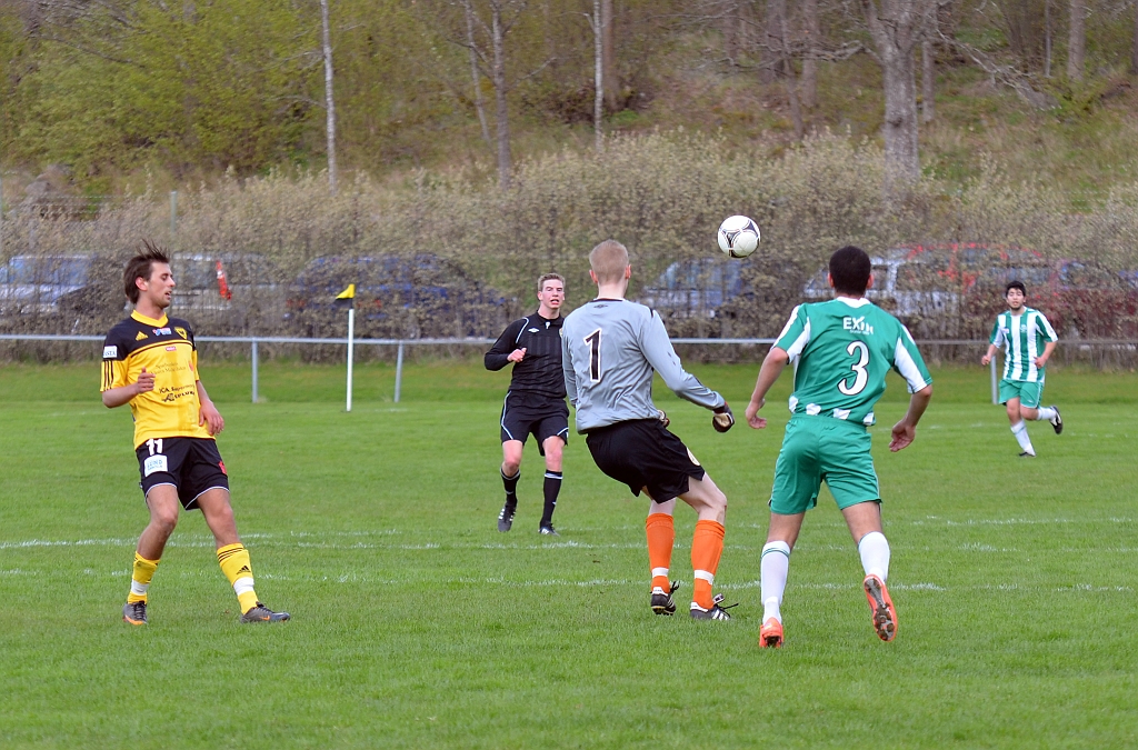 2012_0505_43.JPG - Tillberga's målvakt avvärjer en djupledsboll nästan ute i mittcirkeln