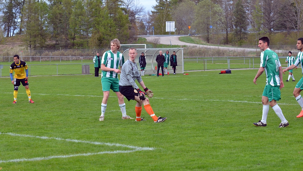 2012_0505_45.JPG - . . . . men Dervis Grabus placerar elegant bollen i en lucka bredvid målvakten, som bara kan se att bollen går i mål, 4-1 till Södra