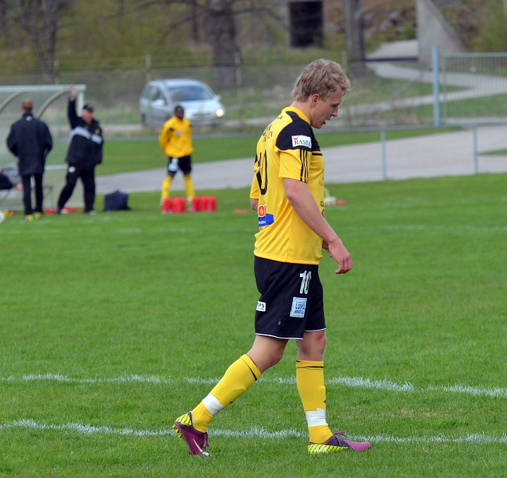 2012_0505_46.JPG - En nöjd Dervis Grabus med 2 mål på minder än en halvtimme i sin debut efter skadan