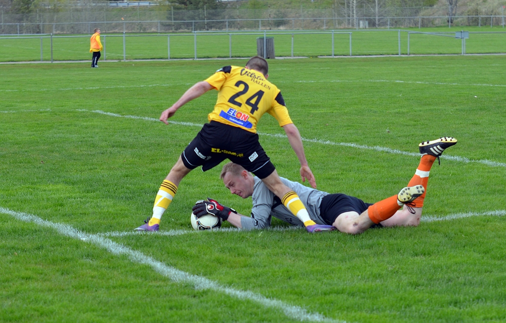 2012_0505_48.JPG - Tillbergamålvakten fibblade lite med bollen och Patrik Palmqvist var nära att utnyttja detta
