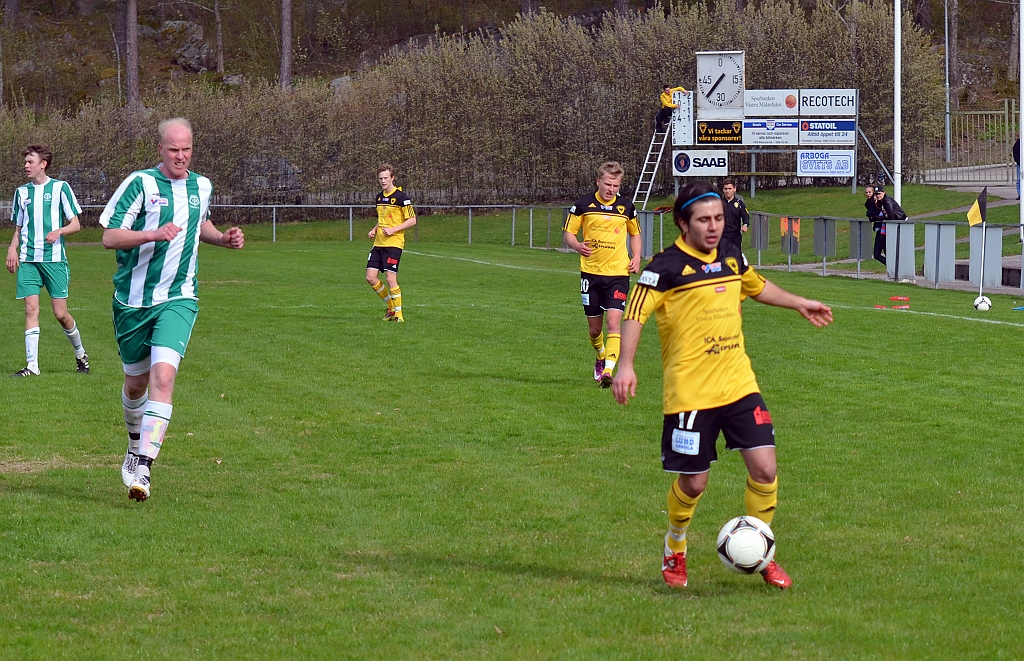 2012_0505_49.JPG - Bewar Mohammad kommer in bakom Tillbergas backlinje