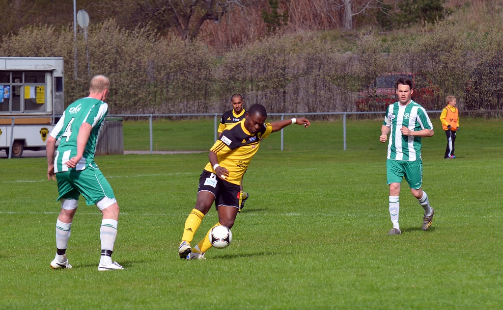 2012_0505_50.JPG - Tonton Tambwe (ny för säsongen i södra) kom in på mitten mot slutet av matchen