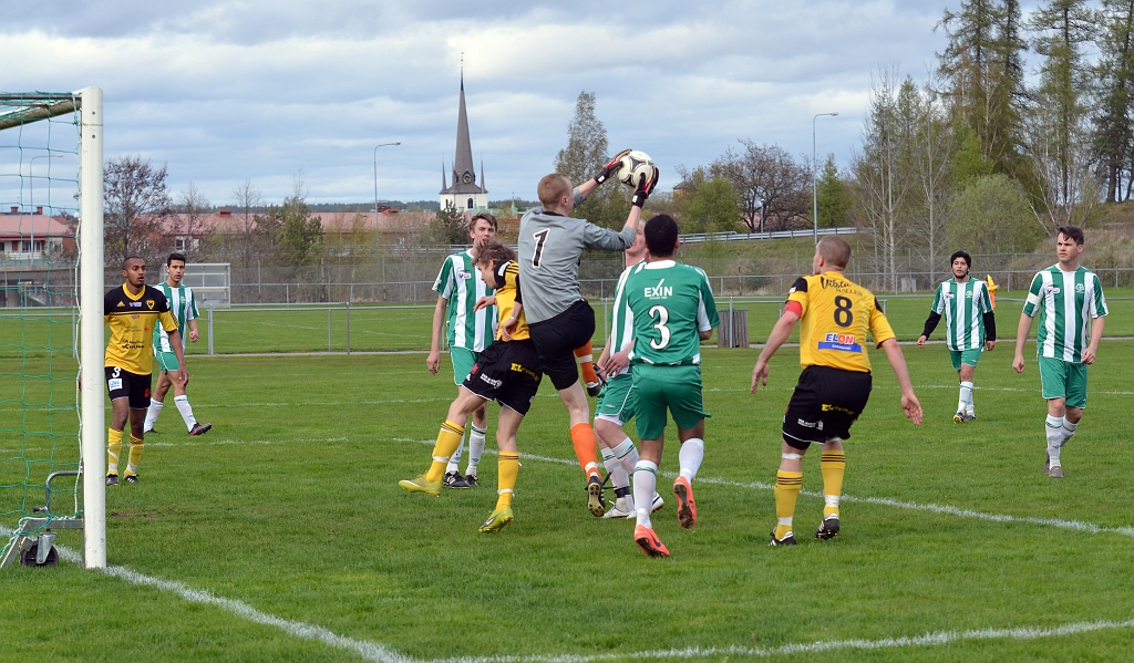 2012_0505_51.JPG - En sista chans för Södra på hörna men Tillbergamålvakten tar hand om bollen