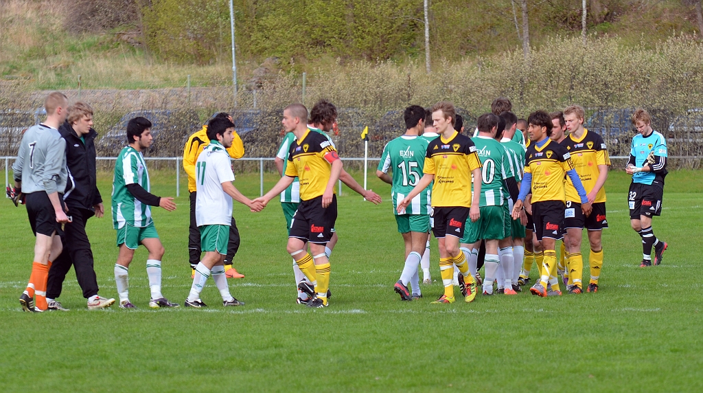2012_0505_52.JPG - Spelarna tackar varandra efter matchen