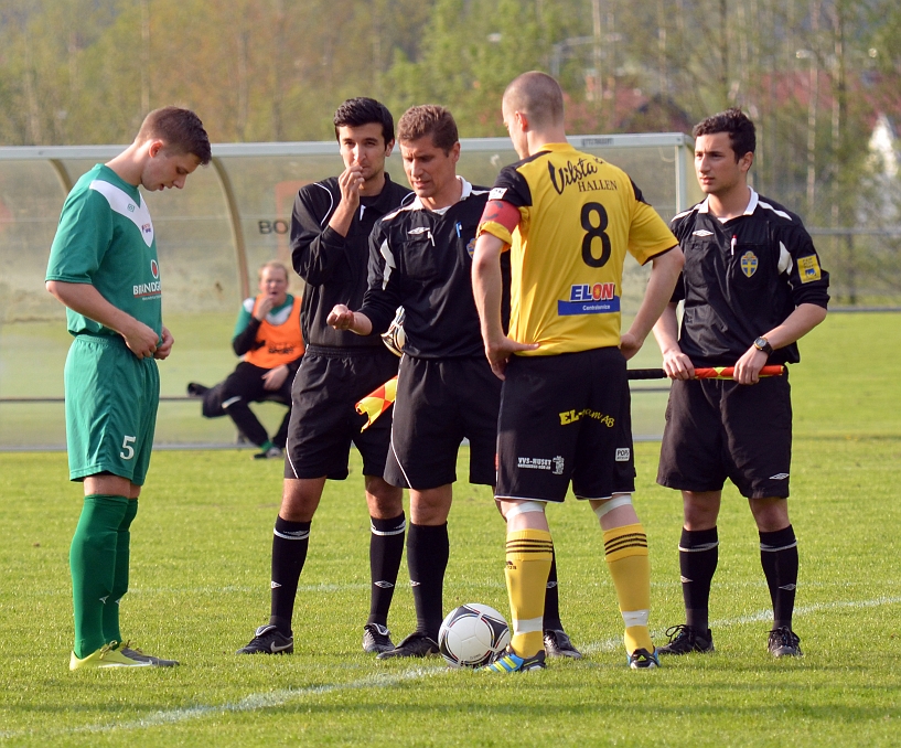 2012_0516_01.JPG - Lagkaptenerna hälsar på domarna och på varandra