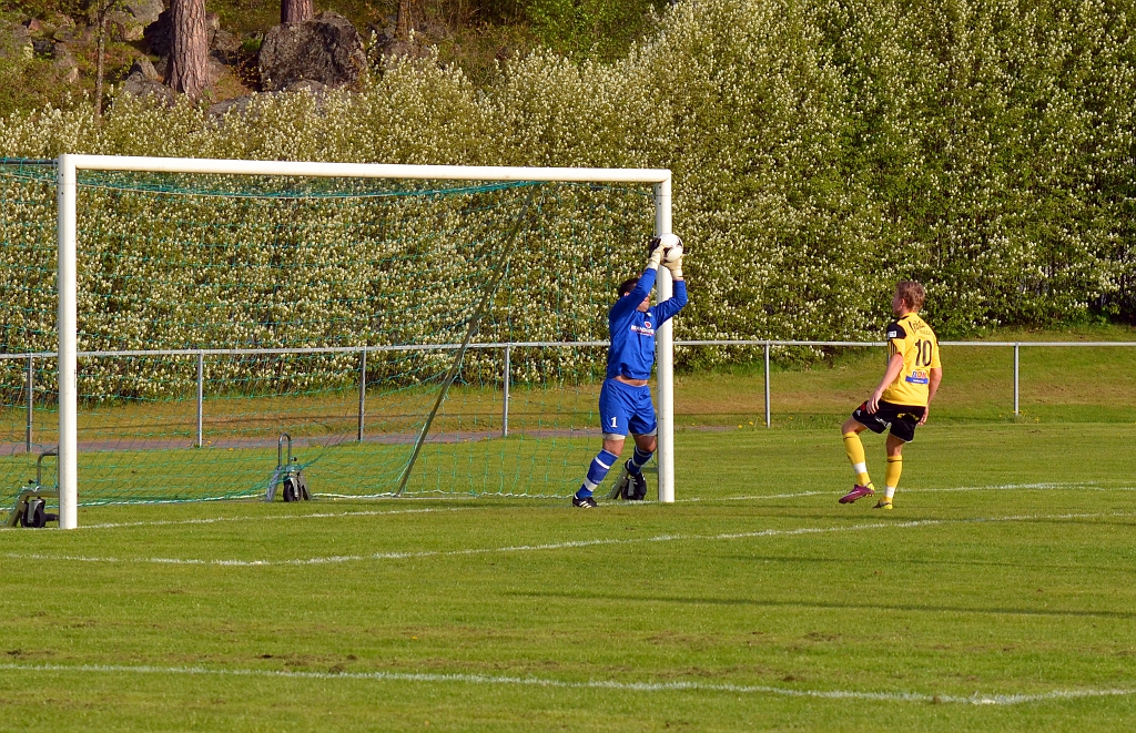 2012_0516_02.JPG - Irsta målvakten tar ner en höjdboll och Dervis Grabus är framme för ev. retur