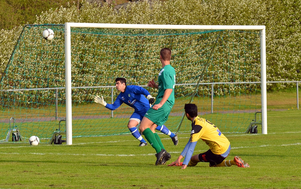 2012_0516_03.JPG - Jaser Al-Mosawy kommer till avslut men bollen går en bit utanför stolpen