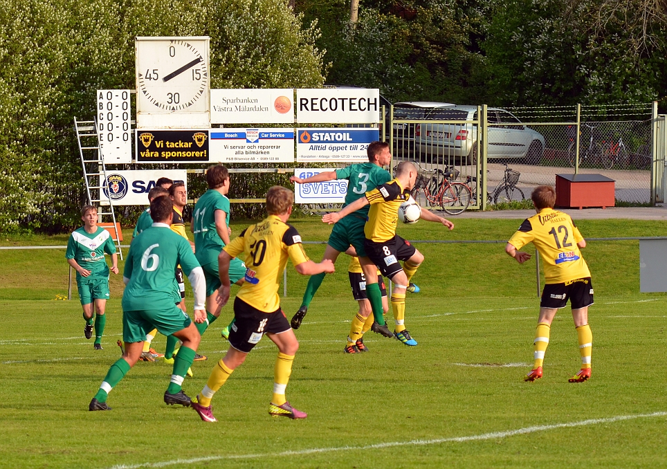 2012_0516_04.JPG - Gustav Gustavsson i nickduell med Irstaspelare