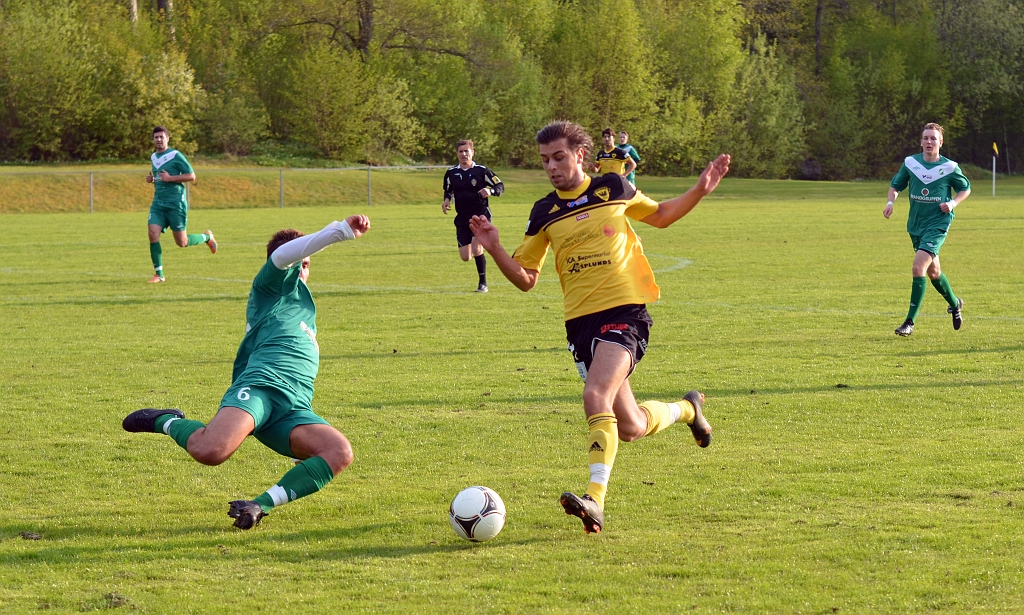 2012_0516_06.JPG - Rio Babovic driver fram bollen och Irstaspelaren gör en glidbrytning