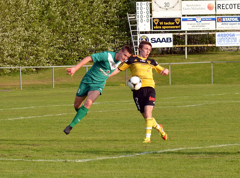 2012_0516_07.JPG - Brandon Wade i närkamp med Irsta's mittback